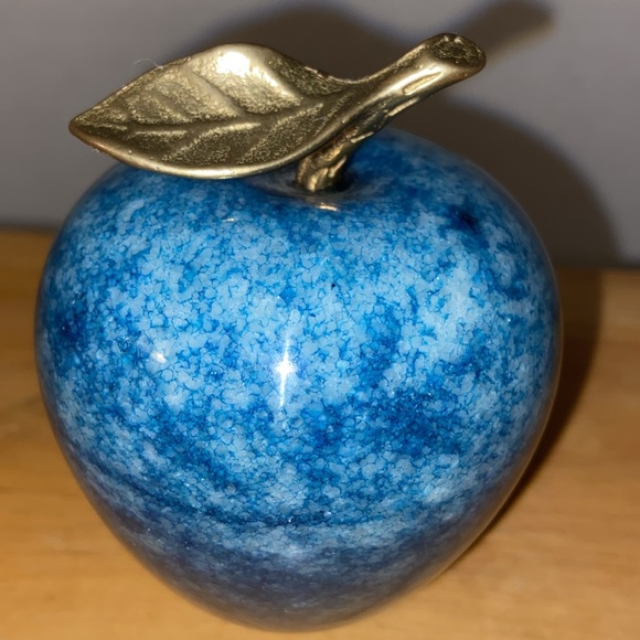 Marble apple paperweight blue marble and brass stem and leaf. 1960’s - Picture 2 of 3